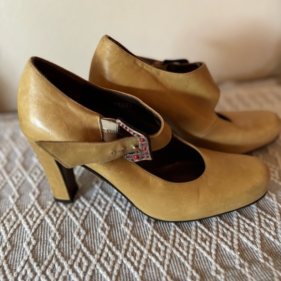 Donald J. Pliner Camel Leather Beweled Buckle Mary Jane Heels Size 7. 3 1/4” - Picture 1 of 9